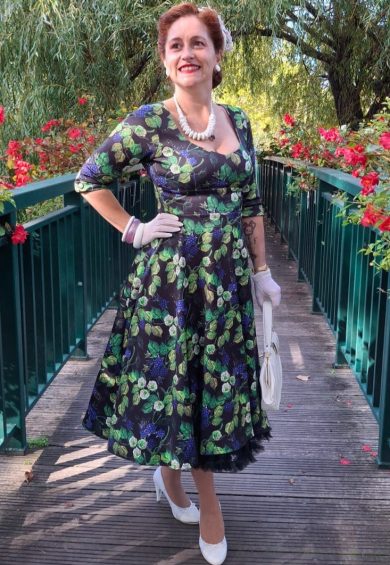 Scarlette Mid-Calf Long-Sleeved Stretchy Dress in Black & Blue Raspberry Print – Shop now at Kitty Darling