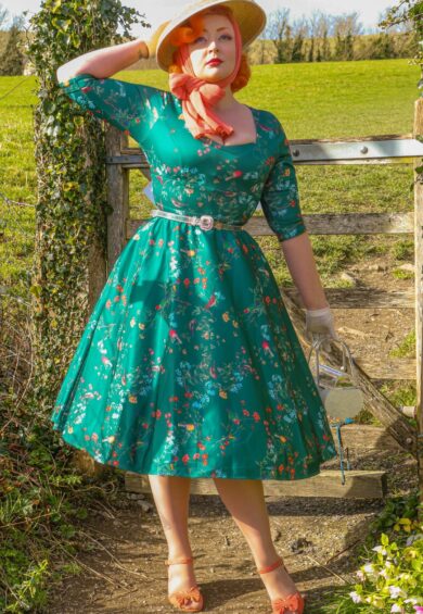Scarlette Long-Sleeved Stretchy Dress Myrtle Green Birds & Flowers – Dresses | Kitty Darling