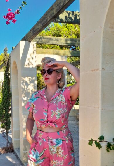 Tuck in or Tie Up Maria Blouse in Pink Honolulu Print Authentic 1950s – New In | Kitty Darling