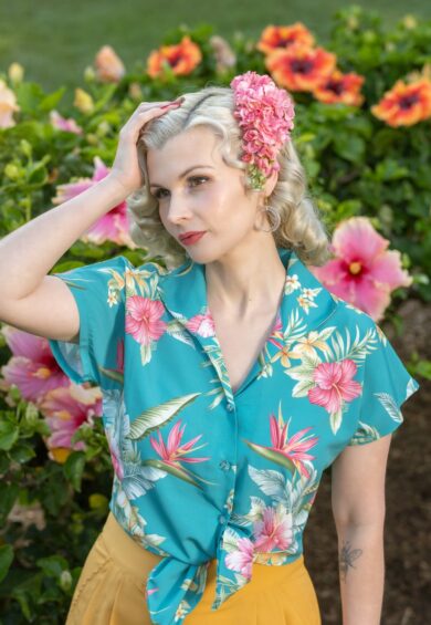 Tuck in or Tie Up Maria Blouse in Teal Honolulu Print Authentic 1950s – New In | Kitty Darling
